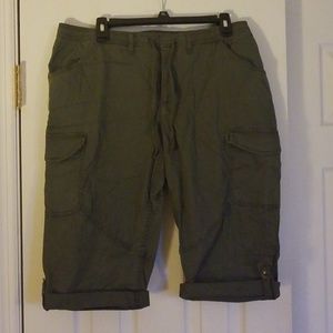 New without tags ladies capri shorts